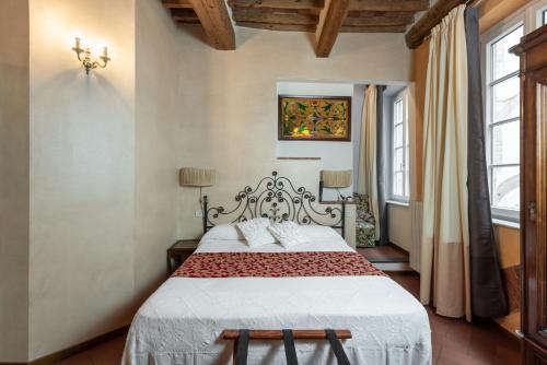 Un pat sau paturi într-o cameră la La Tosca Rooms & studios