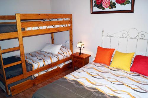 מיטה או מיטות קומותיים בחדר ב-Casa Rural El Nacimiento