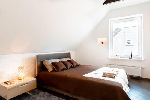 Un dormitorio con una cama grande y una ventana en Stylish, modern apartment near Vilnius Old Town, en Vilna