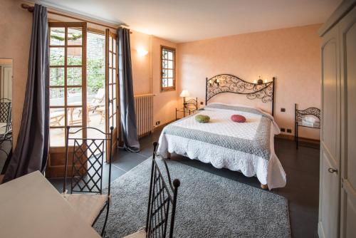 - une chambre avec un lit et un balcon dans l'établissement Domaine Les Falaises - Hôtel et Restaurant, à Martel