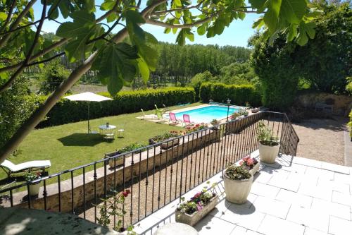 un patio trasero con piscina y valla en La Roche Bellevue en Luynes