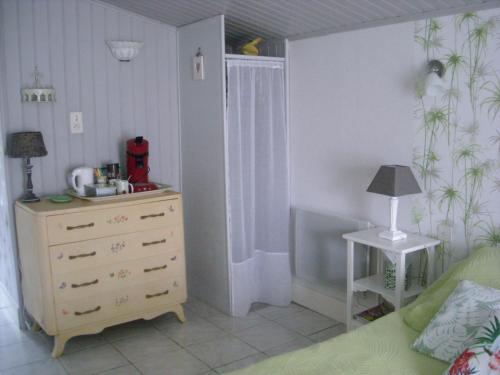 een slaapkamer met een dressoir en een bed met een nachtkastje bij Côté Sud in Sarlat-la-Canéda