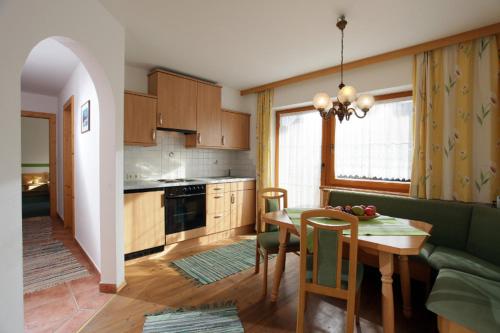 Landhaus Heimにあるキッチンまたは簡易キッチン
