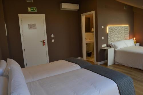 Katil atau katil-katil dalam bilik di Rener Hotel Los Campones