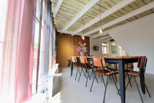 Ein Sitzbereich in der Unterkunft Luxe Loft Bierbrouwerij het Klavertje