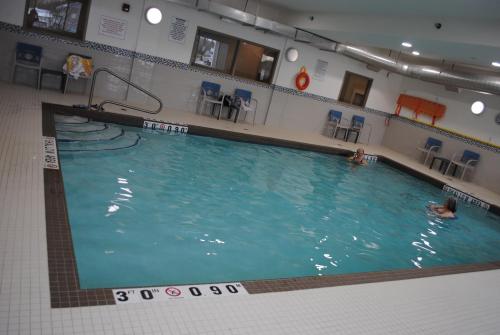 Πισίνα στο ή κοντά στο Days Inn & Suites by Wyndham Lindsay