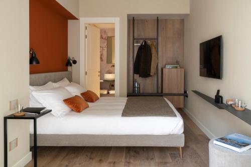 En eller flere senge i et værelse på Della Spiga Suites by Brera Apartments