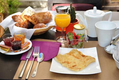a table with a plate of food and a bowl of bread at Le Ryad Boutique Hôtel in Marseille