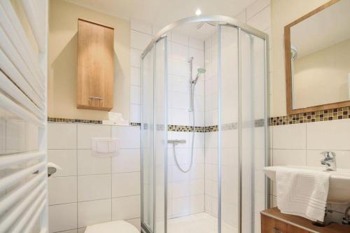 a bathroom with a shower and a toilet and a sink at Buedlfarm-Sperlings-Lust in Sahrensdorf