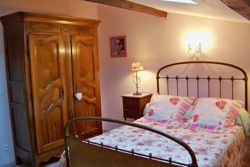 Tempat tidur dalam kamar di Gîte Le Galta - Maison entiére tout équipée, 2 chambres, SdB avec bain à remous, terrasse privative