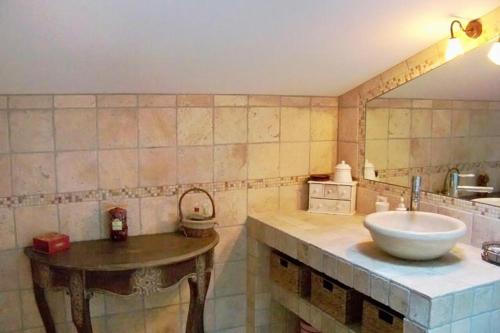 Ένα μπάνιο στο Gîte Le Galta - Maison entiére tout équipée, 2 chambres, SdB avec bain à remous, terrasse privative