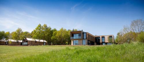 una casa en medio de un campo en Feldon Valley en Lower Brailes