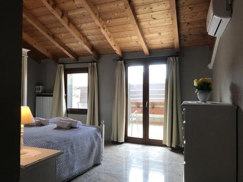 1 dormitorio con cama y ventana grande en Anfite Apartments Castelletto, en Peschiera del Garda