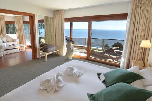 เตียงในห้องที่ Hotel del Lago Golf & Art Resort