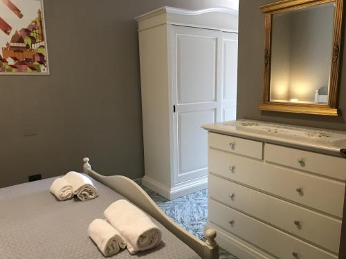 1 dormitorio con 1 cama con tocador y espejo en Anfite Apartments Castelletto, en Peschiera del Garda