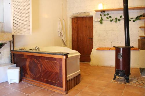 uma casa de banho com um lavatório e uma banheira em CAL CUP casa reposo vacacional em Bisbal del Penedès