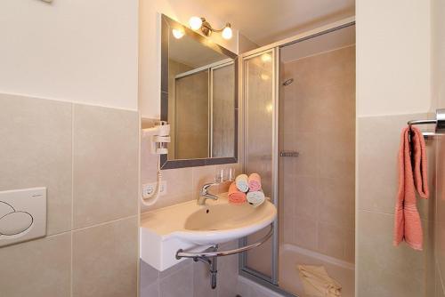 a bathroom with a sink and a shower at Haus Hubertus in Vent