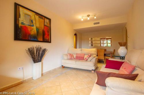 sala de estar con 2 sillas y sofá en (CAP001) Con jardín y acceso a la piscina., en Ayamonte
