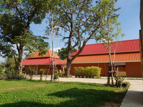 Taman di luar Wapipathum Earthen House