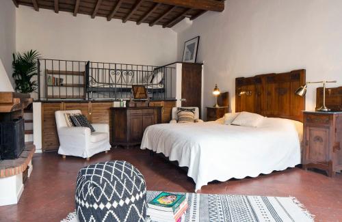 una camera da letto con un grande letto bianco e una sedia di Best Location w/ Breathtaking Views Chic Palace a Firenze