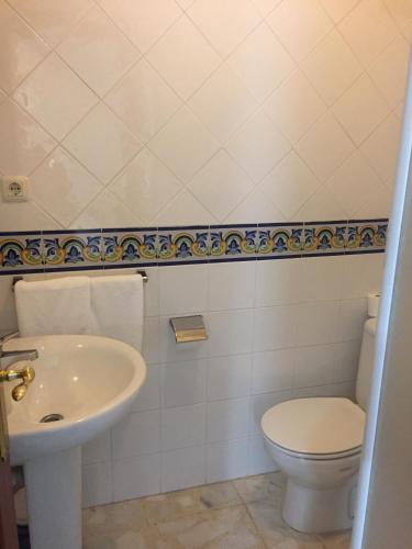 a bathroom with a toilet and a sink at Casa rural Las Erillas in Lanzahita