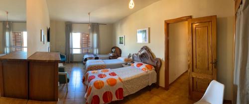 1 dormitorio con 2 camas y cocina con encimera en Dream Homely, en Santa Cruz de Tenerife