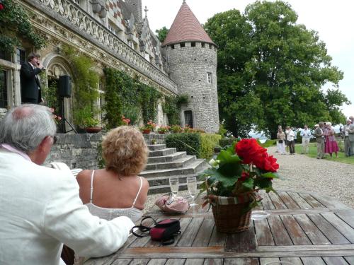 a man and a woman sitting on a stone bench at Hattonchatel Château & Restaurant La Table du Château in Hattonchâtel