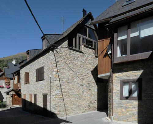 an external view of the house at Apartamentos Rentarán in Tredós