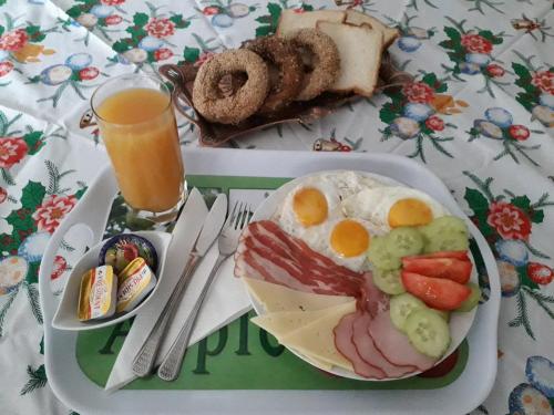 Makanan di atau berdekatan rumah tamu ini