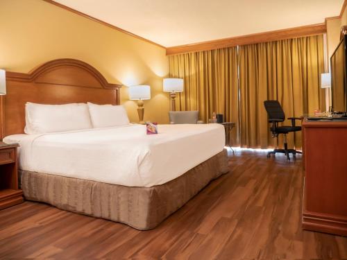 Ένα ή περισσότερα κρεβάτια σε δωμάτιο στο Crowne Plaza Hotel Monterrey by IHG