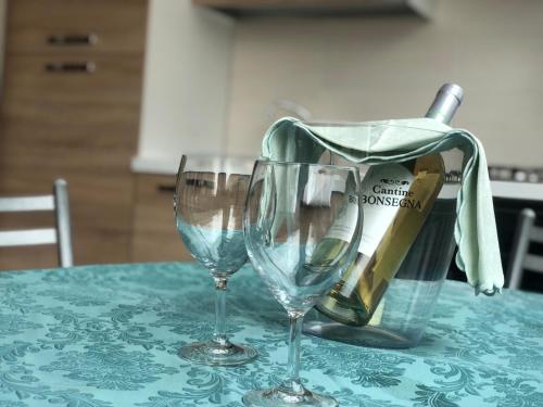 dois copos de vinho em cima de uma mesa em La casa di Chloé em Alezio