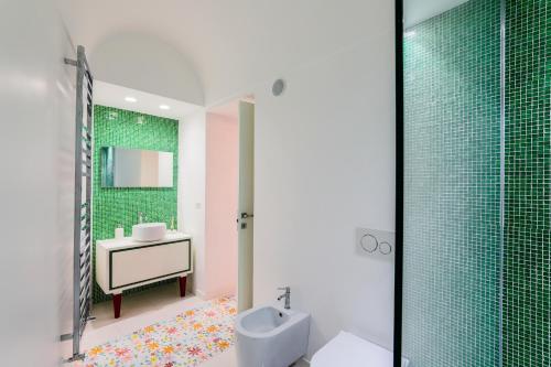 La salle de bains est pourvue de toilettes, d'un lavabo et d'un urinoir. dans l'établissement The Lodge, à Scala