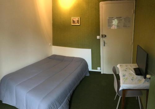Camera piccola con letto e scrivania con computer. di Hotel Restaurant L'AGAPANTHE a Pont-de-Salars