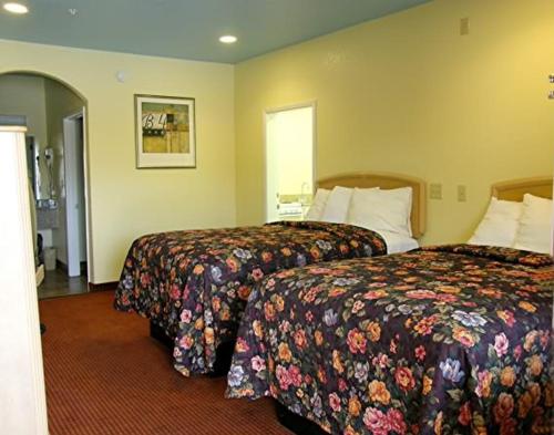 a hotel room with two beds in a room at Matador Motel in San Antonio