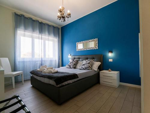 um quarto azul com uma cama e uma parede azul em Saint Peter Welcoming Apartment em Roma