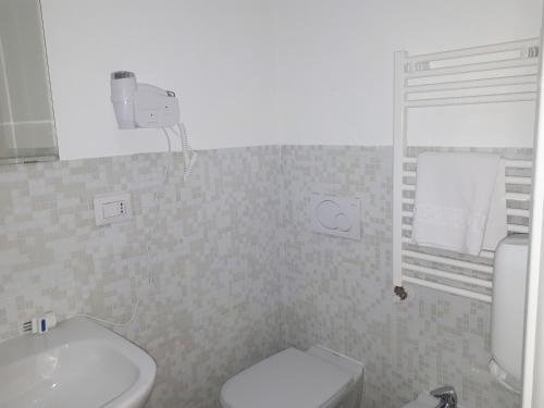A bathroom at La Rosa dei Sassi 2