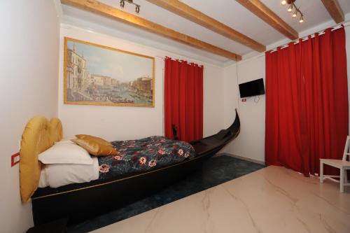 een slaapkamer met een bed en rode gordijnen bij I Grandi Maestri in Napels