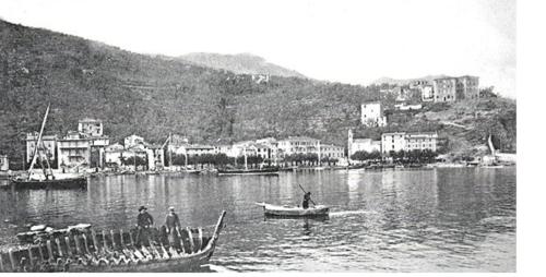 フェッツァノにあるCasa Mailiの湖上の船乗りの黒白写真