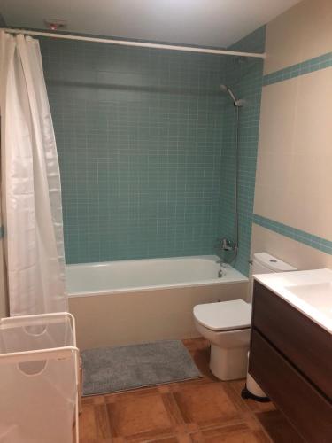 Un baño con inodoro, bañera y lavabo. en Casa Olivia, en Cómpeta