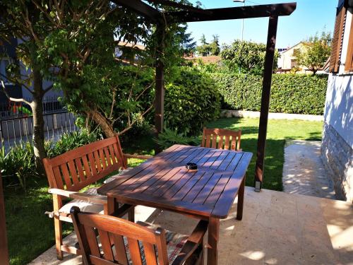 Vonkajšia záhrada v ubytovaní Apartments Dina