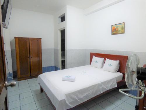 - une chambre avec un lit et une chaise dans l'établissement Hotel Aloe Uka, à Iquitos