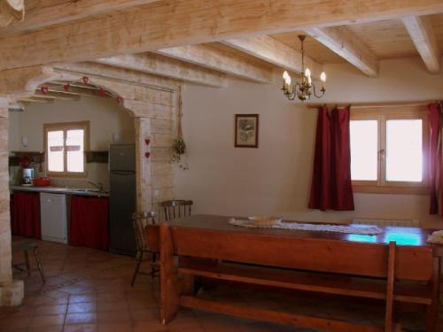 uma cozinha com uma mesa de madeira num quarto em Ker Puigmal em Saint-Pierre-dels-Forcats