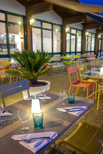 Novotel Perpignan Nord Rivesaltesにあるレストランまたは飲食店