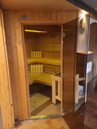 a small sauna with a glass door in a room at Ferienhaus Am Park in Löbnitz