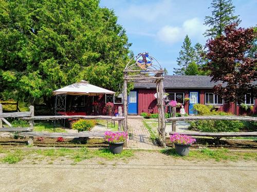 托伯莫里的住宿－New Buddha Bing Unique Experience Cottage and Cabins，前面有围栏和鲜花的房子