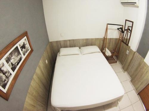 1 cama blanca grande en una habitación con en Confortável Cobertura Copacabana, en Río de Janeiro