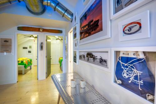Ibis Bay Resort في كي ويست: غرفة طعام مع طاولة وبعض الصور على الحائط