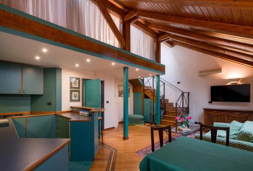 プラハにあるレジデンス イェツナのキッチン、緑の壁と木製の天井が特徴のリビングルーム