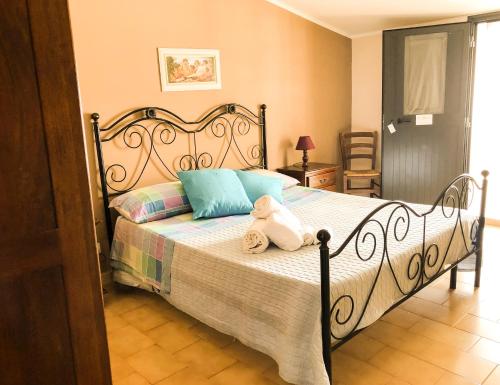 アヴォラにあるSikelia Mareのベッドルーム1室(テディベア付きのベッド1台付)