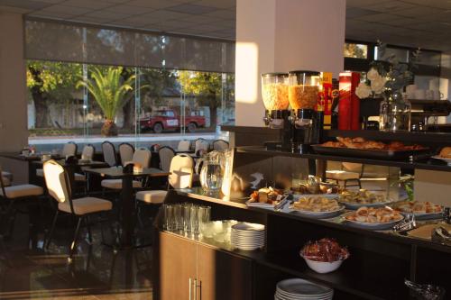 una línea de buffet con comida expuesta en un restaurante en Demetrio Hotel Apart en Olavarría